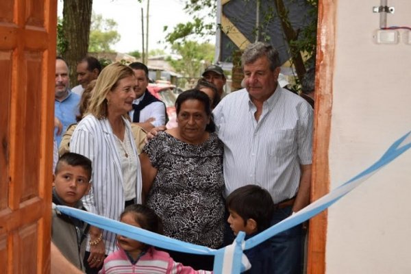 Victor y Elvira entregaron una casa a doña María, Madre y abuela