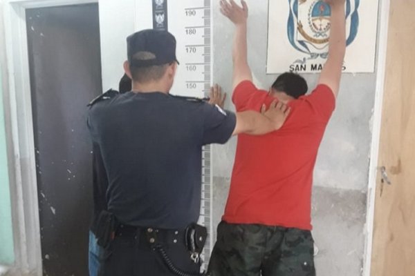 Jóvenes robaron vinos de un local y fueron detenidos