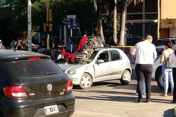 Motociclista cruzó el semáforo en rojo y chocó contra un auto