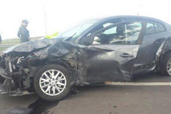 Automóvil y camión con acoplado colisionaron cerca de las Tres Bocas