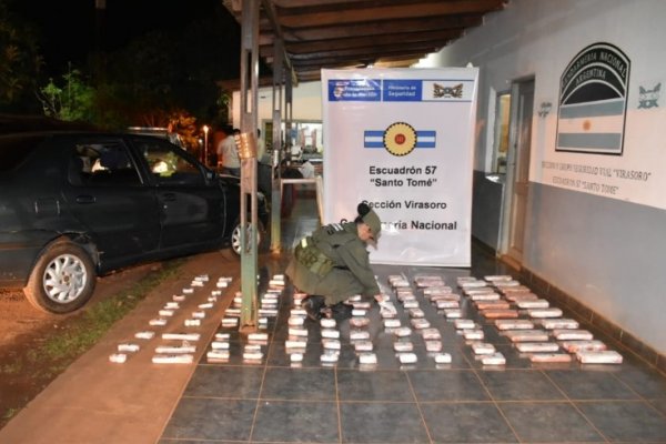 Gendarmería secuestró 120 paquetes de marihuana de un vehículo