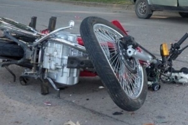 Perdió el control de su moto, chocó con un poste y murió