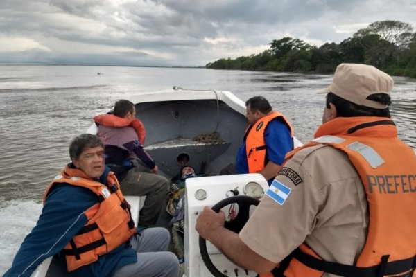 Empedrado: Prefectura asistió a pescadores que se accidentaron con una embarcación