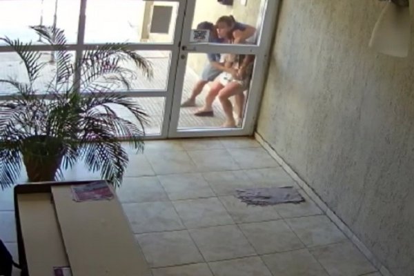 Motochorros atacaron a una joven en el barrio Sur