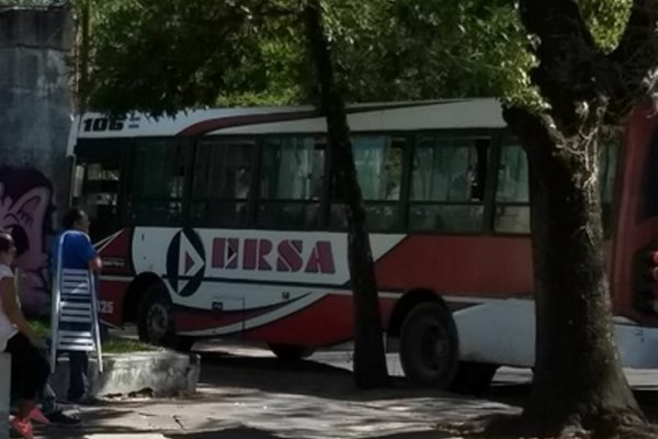 Colectivo rompió la dirección y chocó contra un jardín de infantes: Tres pasajeros heridos