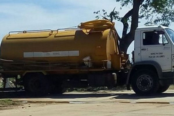 Libres: Camión atmosférico arroja desechos cloacales en uno de los ingresos al Hospital San José