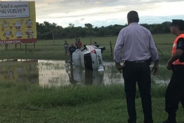 Cuatro heridos tras despiste y vuelco de un auto en Ruta 12