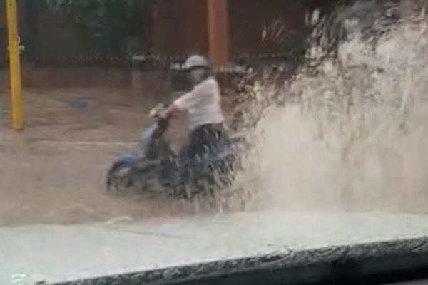 Indignante: empapó a una motociclista y un carrero aprovechando las calles inundadas