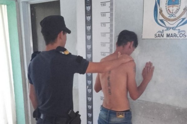 Detienen a un hombre por promover desorden en la vía pública: Tenía cocaína