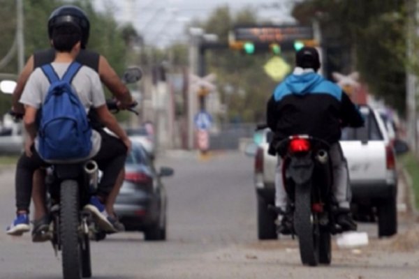 Advertencia en Goya: Si el conductor no tiene el casco puesto, retirarán la moto de la vía pública