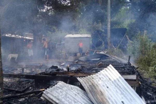 Incendio destruyó la humilde casa de una familia en Punta Taitalo