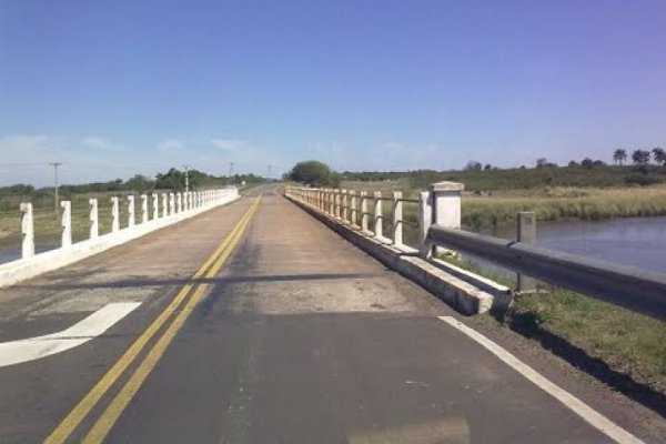 Buscan a un hombre que desapareció el domingo y su auto fue hallado sobre el puente del Río Miriñay