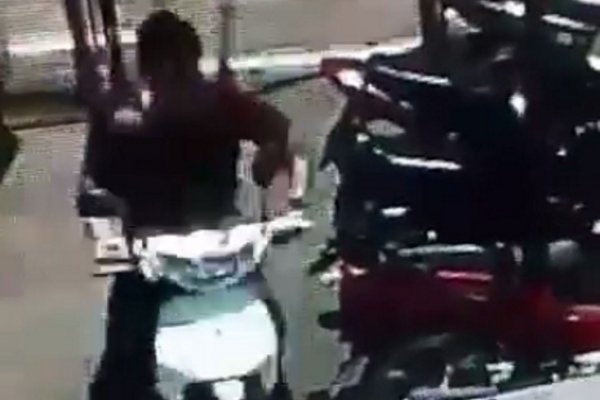 Roban moto del estacionamiento de un supermercado céntrico