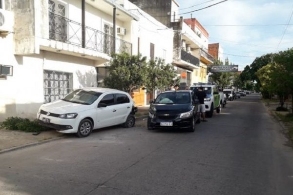 Manejaba ebrio un auto prestado y terminó chocando a otro estacionado