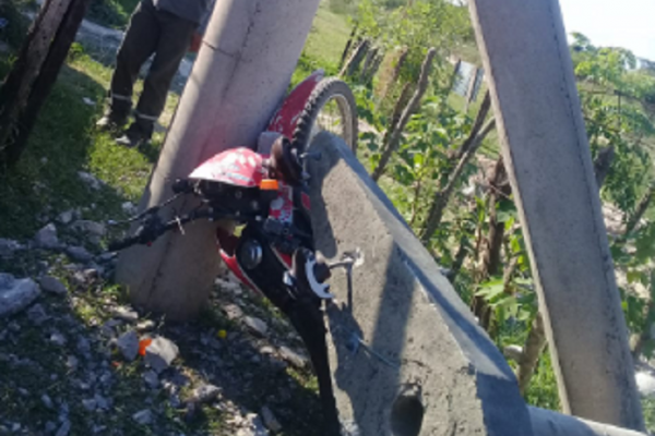 Camión al servicio de la Municipalidad embistió tres postes de energía y aplastó una moto