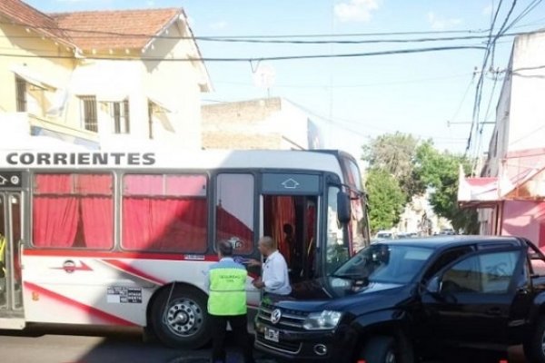 Colectivo interprovincial chocó a una camioneta en pleno microcentro: hay tres heridos