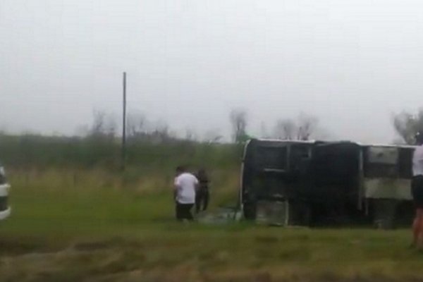 Ruta 12: Colectivo con pasajeros volcó cerca de San Lorenzo