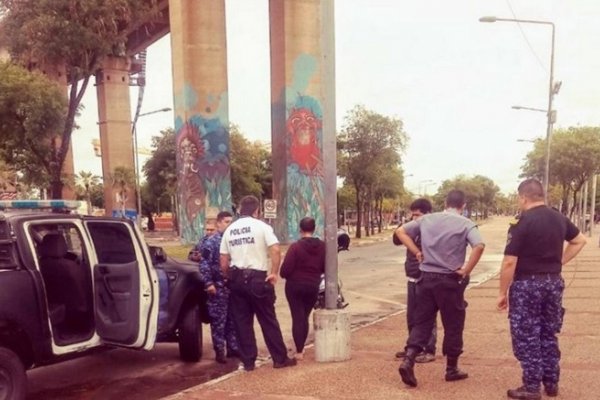 Policías rescataron a una mujer en el puente