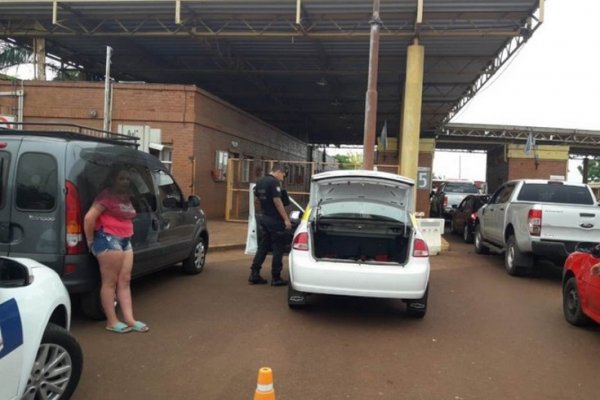 Posadas: Quisieron sacar del país a una adolescente escondida en el baúl de un taxi