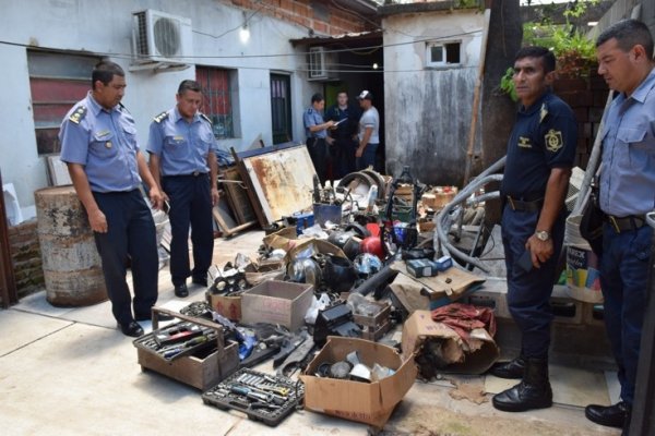Allanaron una casa y encontraron un desarmadero de motos
