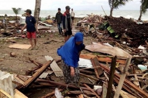 Un tsunami en Indonesia dejó más de 200 muertos y 750 heridos
