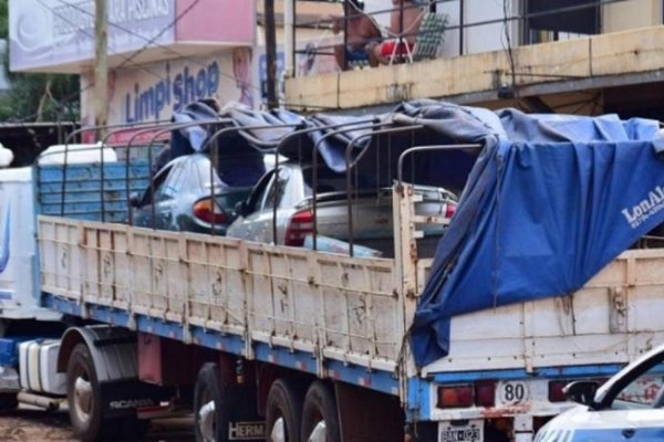 Detuvieron a camionero correntino que trasladaba dos autos robados ocultos entre papel higiénico