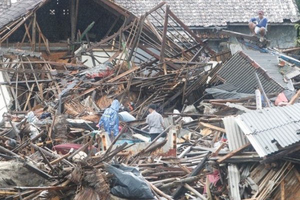 Tsunami en Indonesia: buscan sobrevivientes en una tragedia que dejó al menos 373 muertos