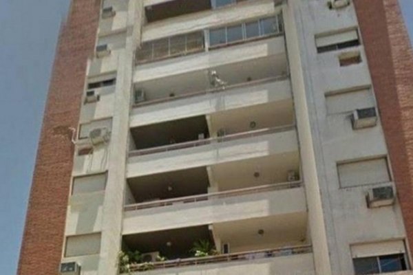 Delincuentes reventaron la cerradura de 11 departamentos de un mismo edificio céntrico