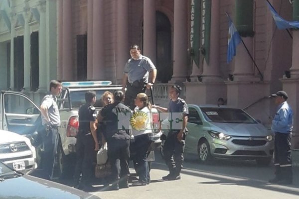Mujer quiso cortar sola la calle frente a Casa de Gobierno y fue detenida