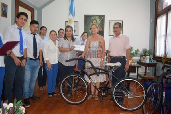 Mercedes: La Intendente Municipal hizo entrega de dos bicicletas