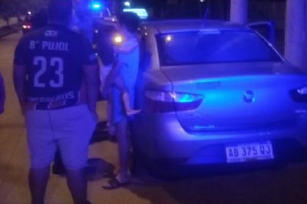 Una mujer, con sus tres hijos, intentó chocar contra un camión: Policías evitaron la tragedia
