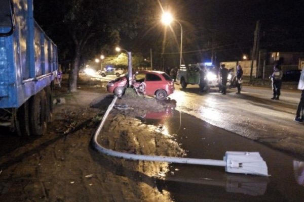Joven derribó un poste de luz por avenida Armenia tras chocar con su auto