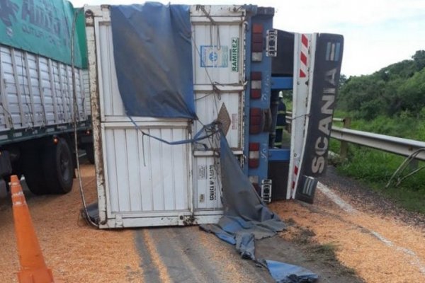 Camión con carga de maíz volcó en Empedrado