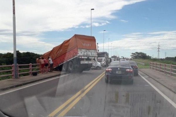 Serias demoras en el puente Chaco-Corrientes tras choque y vuelco de un camión
