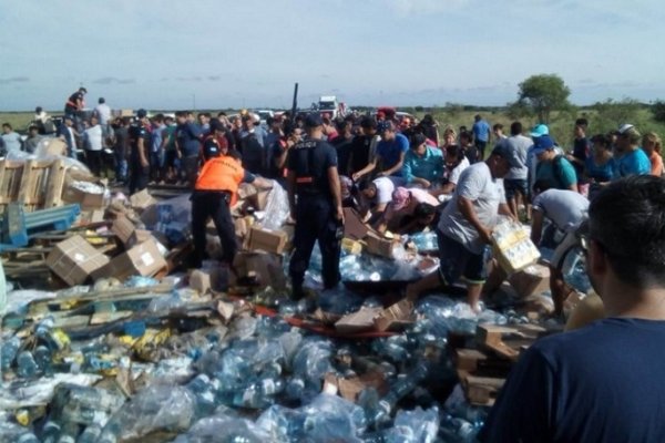 Saladas: Volcó un camión y la gente llevó toda la carga esparcida