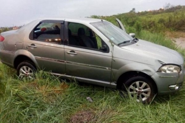 Mujer y su hija de 7 años murieron ahogadas al ser arrastradas en su auto por un arroyo desbordado