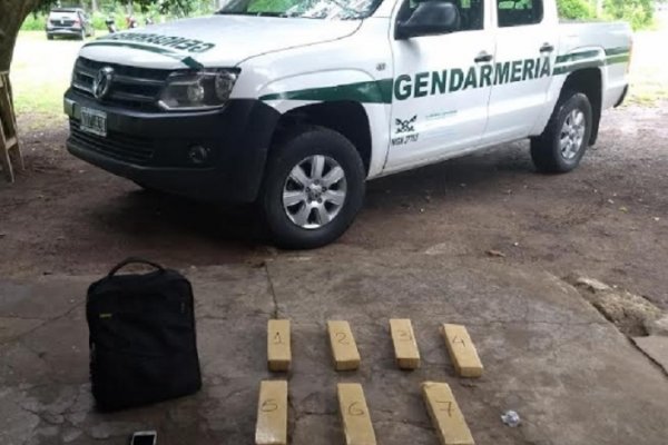 Detienen en Corrientes a un hombre que llevaba siete kilos de marihuana en una mochila