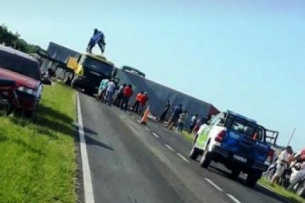 Policías involucrados en investigación por saqueo a un camión siniestrado en Saladas