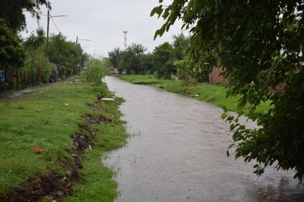 El Municipio junto a otras fuerzas asisten a inundados en Mercedes