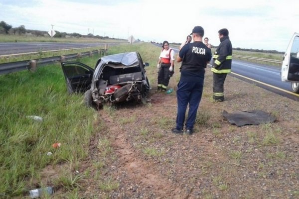 Despiste y vuelco de un vehículo dejó heridos de gravedad