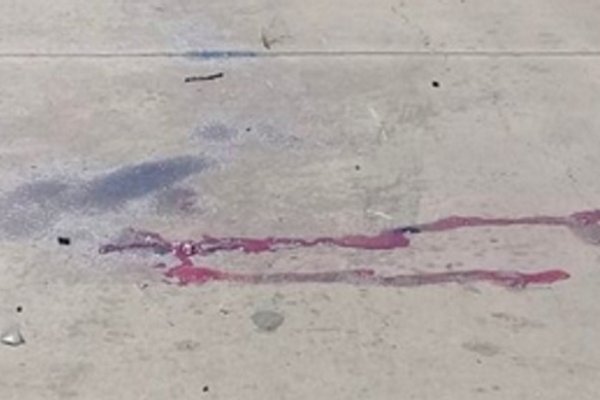 Violento choque de motociclista contra un camión de barrido