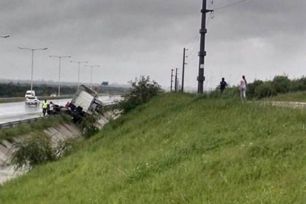 Conductor de un camión despistó y terminó contra el guardarraíl