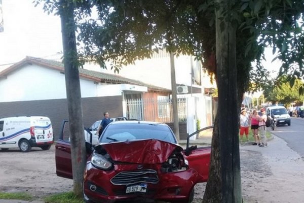 Manejaba borracho y terminó chocando contra un árbol