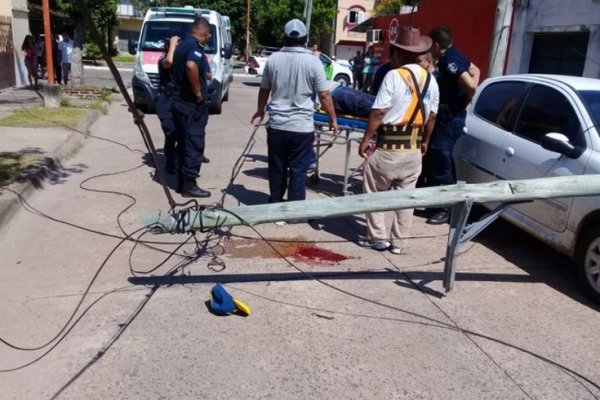 Operario herido al caer de un poste y golpear su cabeza contra el pavimento