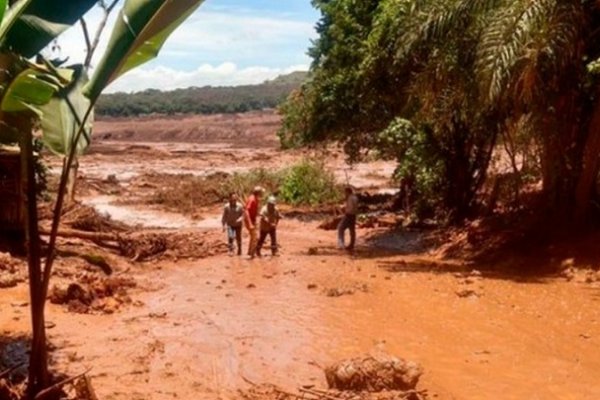 Se derrumbó la represa de una minera en Brasil: hay varios muertos y 200 desaparecidos