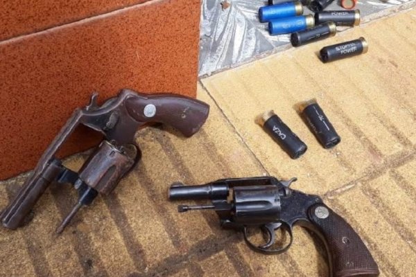 Misterioso hallazgo de dos revólveres en un nicho en el cementerio de Alvear