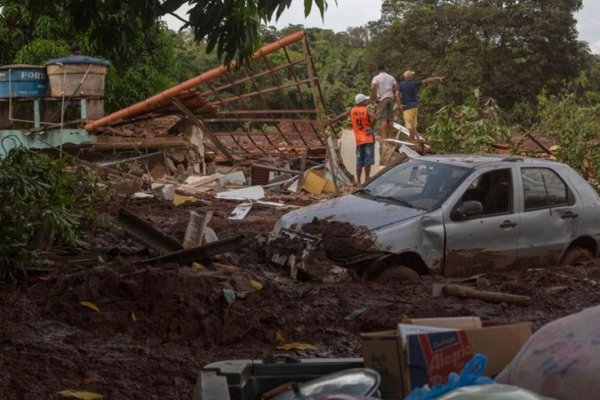 Tras el derrumbe de la represa en Brasil, reanudan la búsqueda de desaparecidos y hay casi 60 muertos