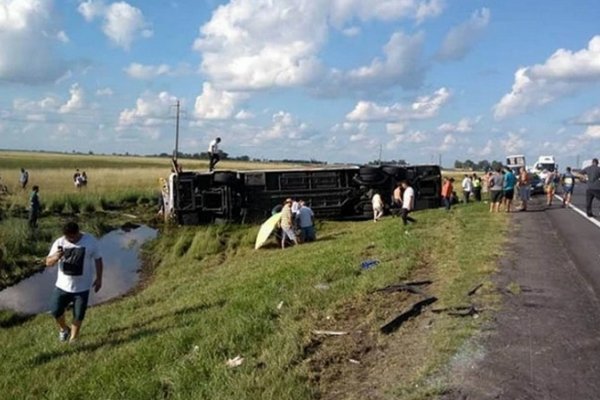 Vuelco fatal en Las Flores: Cinco muertos y más de 25 heridos