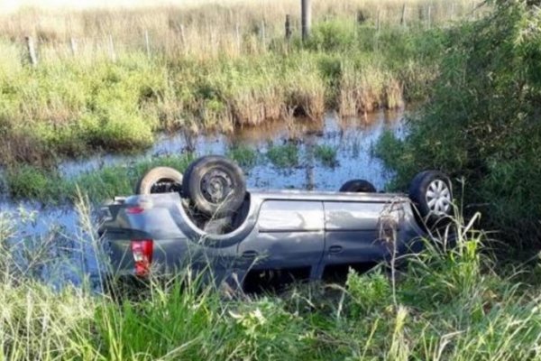 Quedó sumergido en el agua al evitar chocar con otro vehículo