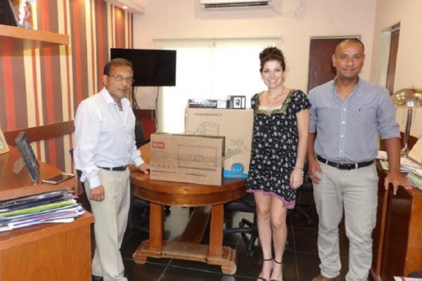Cardozo entregó equipamiento informático para el hospital de Esquina
